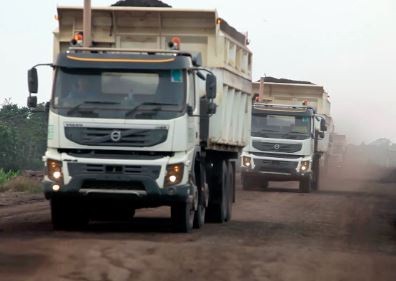 Coal_Hauling_to_Port_Talenta_(37_KM)_With_Trailer_90_Ton.jpg
