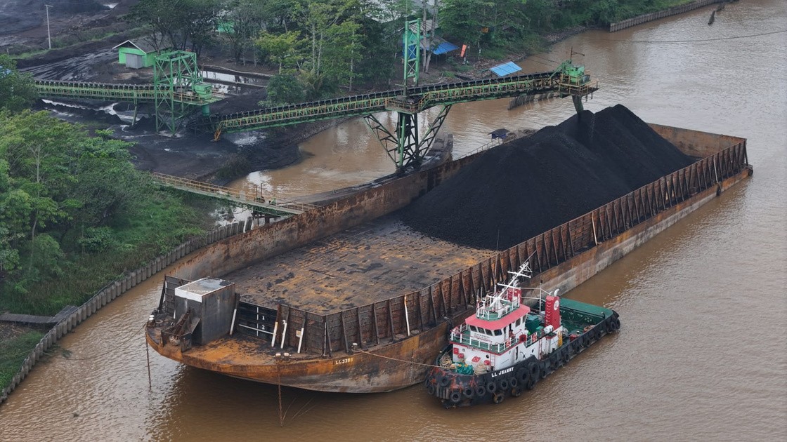 Loading_to_Barge_at_Port_Talenta1.jpg